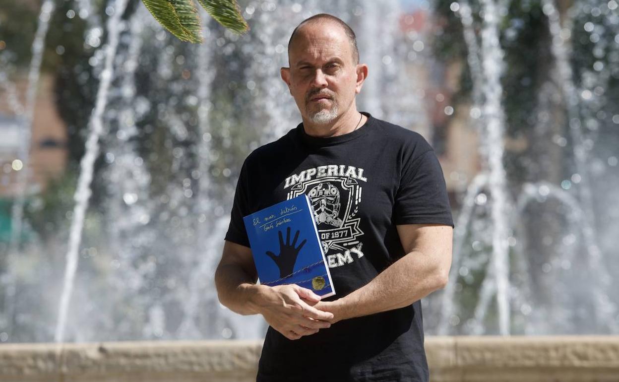 Ginés Sánchez, retratado hace días en Murcia con un ejemplar de su novela 'El mar detrás'. 