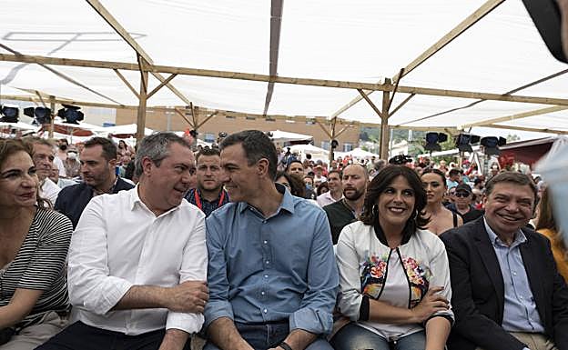 Juan Espadas (izda.) charla con Pedro Sánchez.