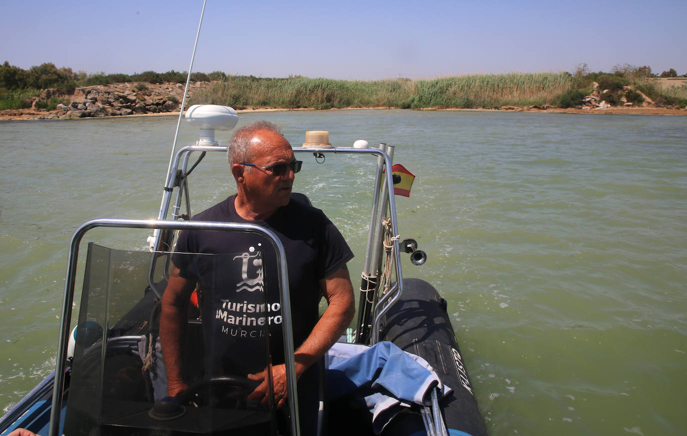 El pescador Juan Tárraga da la espalda a la desembocadura de la rambla del Albujón. 