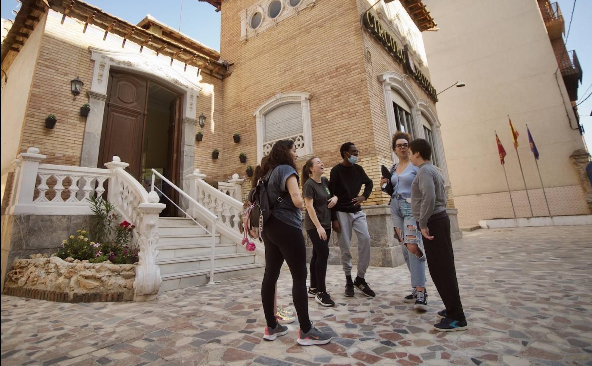 Un grupo de jóvenes charlan al salir de una clase extraescolar en la puerta del edficio del Casino de El Palmar, que acoge en la actualidad el centro cultural, donde se llevan a cabo todo tipo de actividades.
