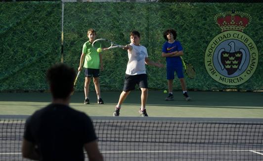 Alumnos de la escuela de tenis que hay en el Club de Campo de Murcia, conocido como Tiro de Pichón. 