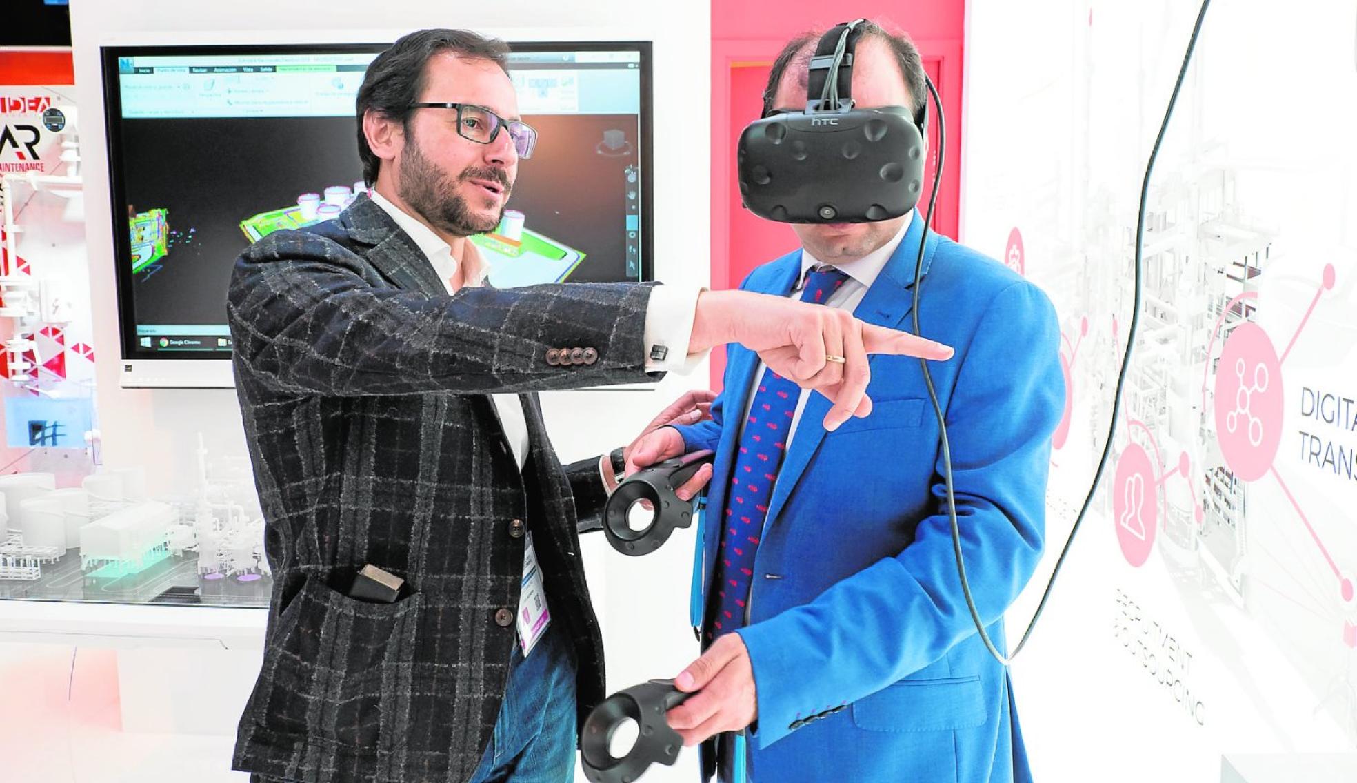 A la vanguardia en 'gemelo digital'.Emilio Sánchez Escámez, a la izquierda, con un cliente. 