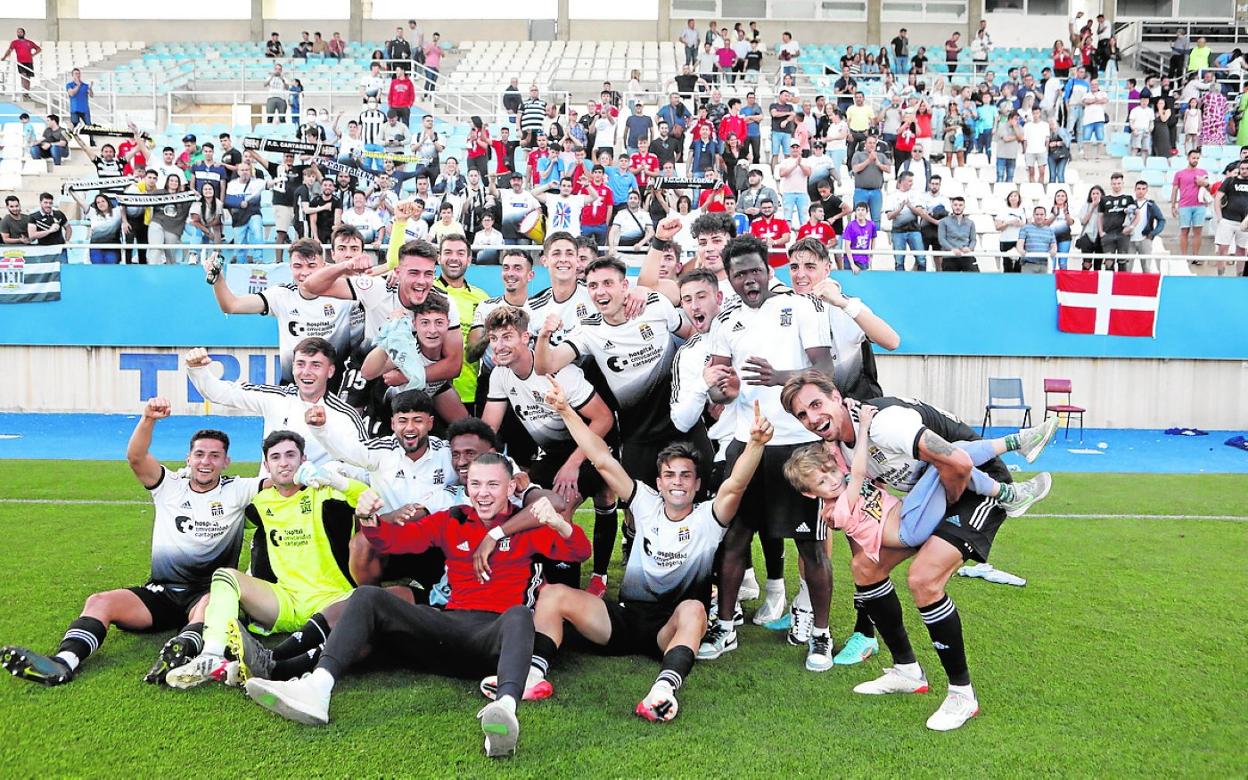 Los jugadores del Cartagena B, delante de sus aficionados, celebrando la victoria, ayer en Lorca. 