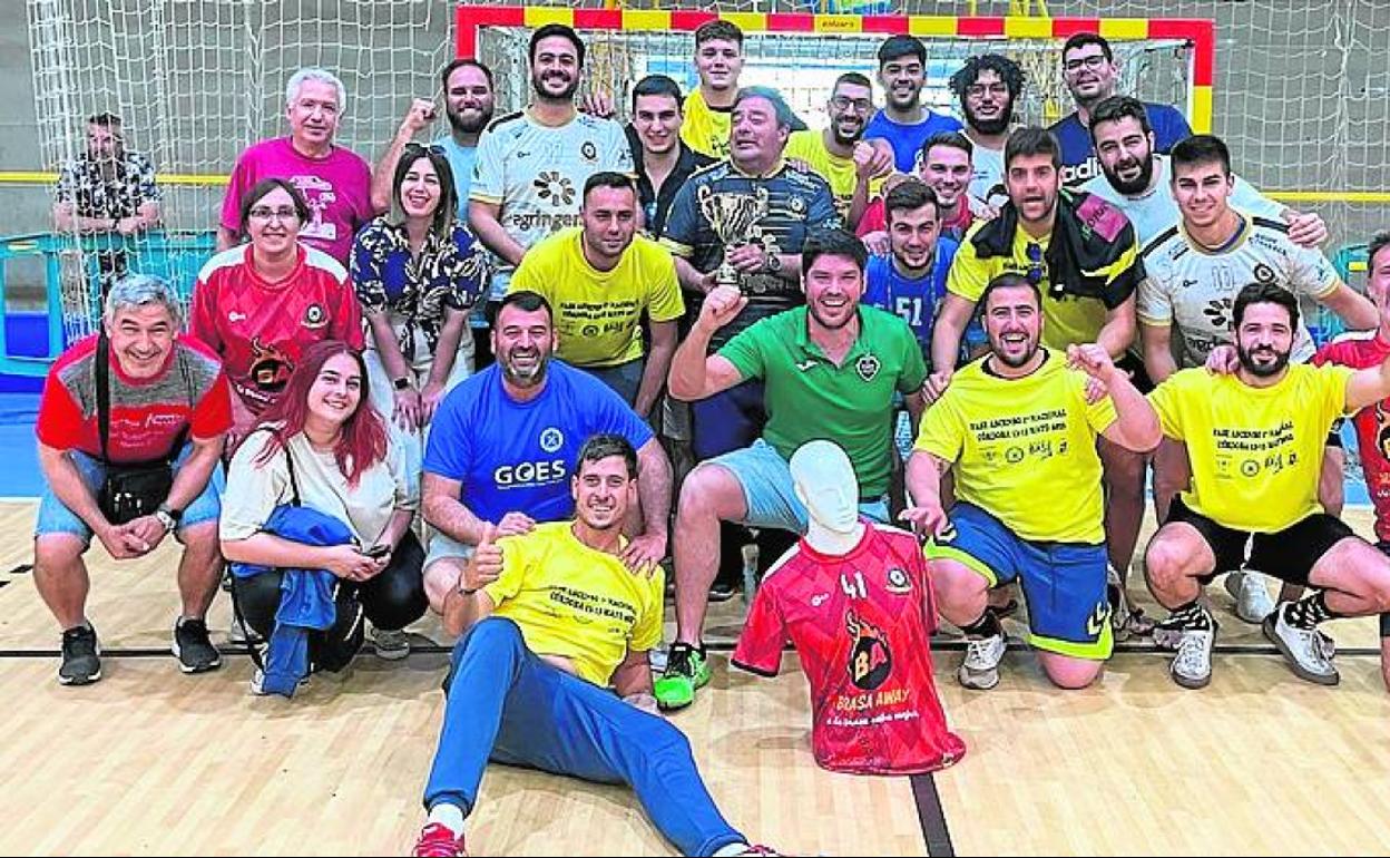 Jugadores y técnicos del Abaranera posan con el trofeo de subcampeón. 