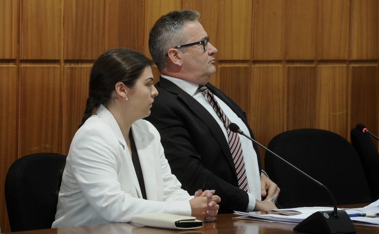 La acusada, Sandra M., junto a su abogado defensor, en el transcurso del juicio ante la Audiencia. 
