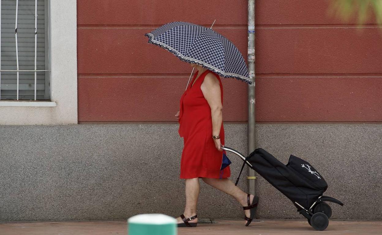 Una mujer se pasea con un paraguas debido al calor, en una imagen de archivo.