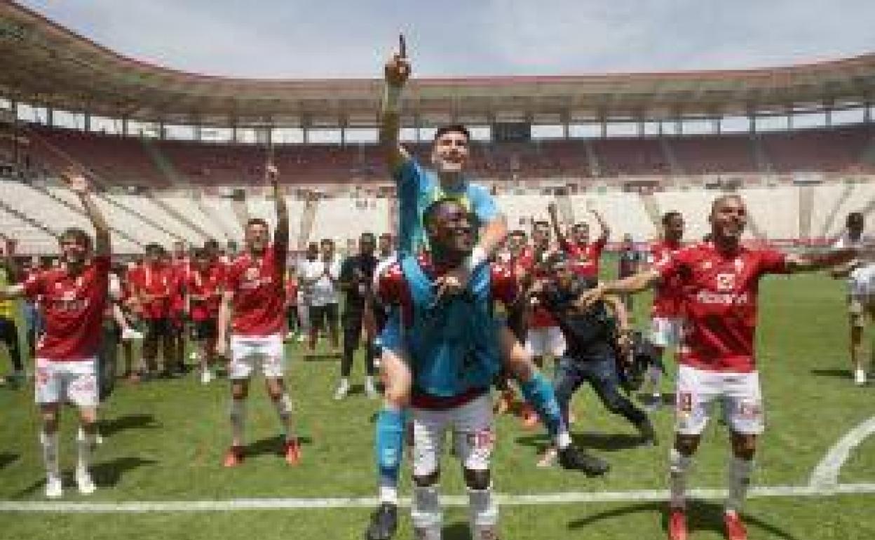 Los futbolistas en el partido Real Murcia-Toledo.