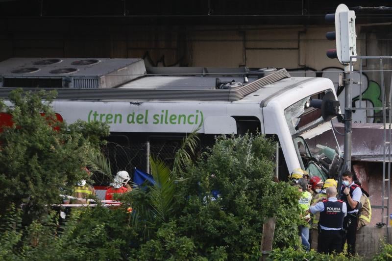 Los servicios de emergencia trabajan en el lugar del accidente.