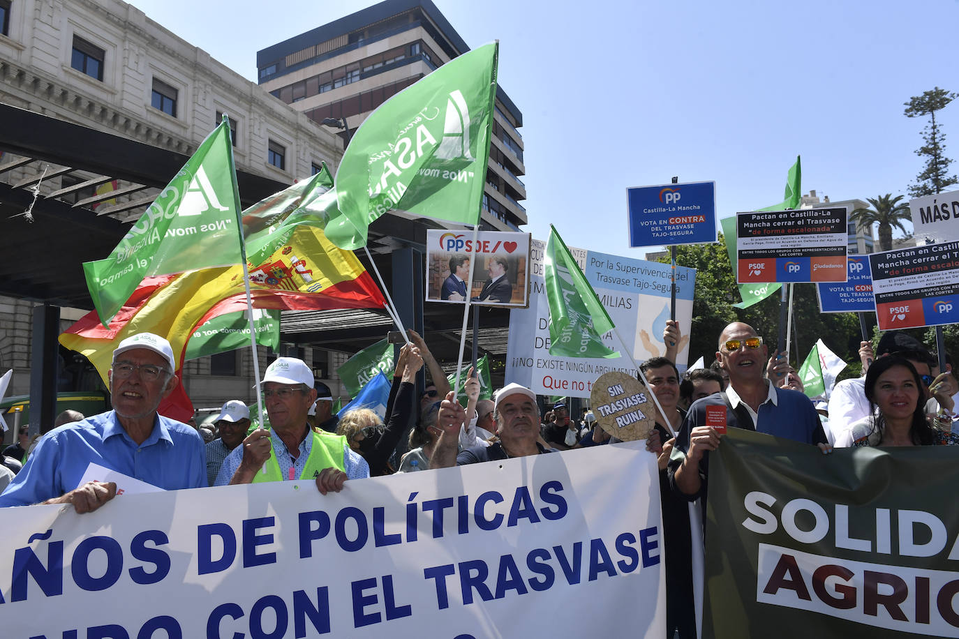 Fotos: Manifestación de los regantes del Trasvase en Alicante, este martes 17 de mayo