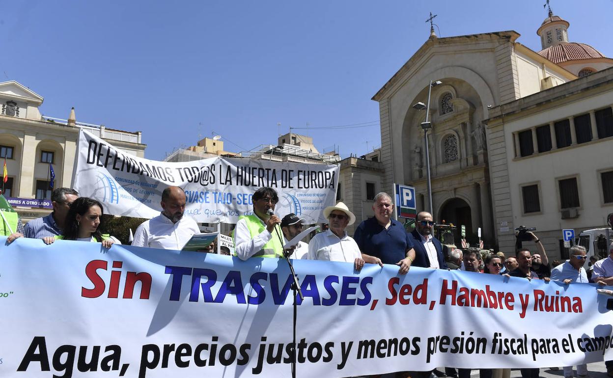 Protesta de los regantes del Trasvase en Alicante, este martes.