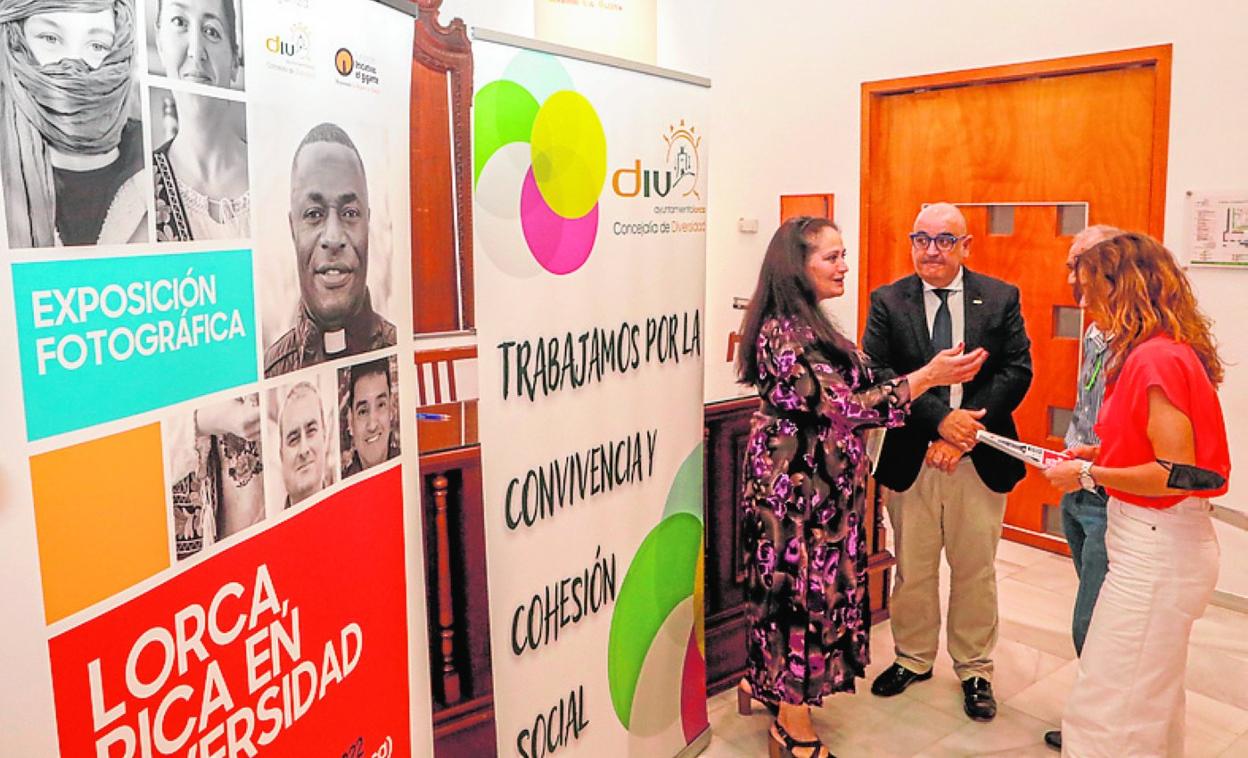 La concejala Antonia Pérez (i), ayer, presenta la muestra. 