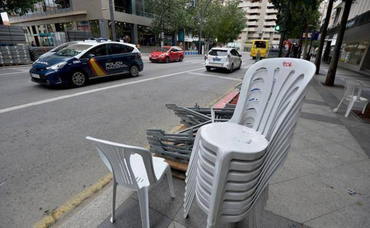 Sillas del Entierro de la Sardina sin recoger en la Gran Vía días después del evento, en una imagen de archivo.