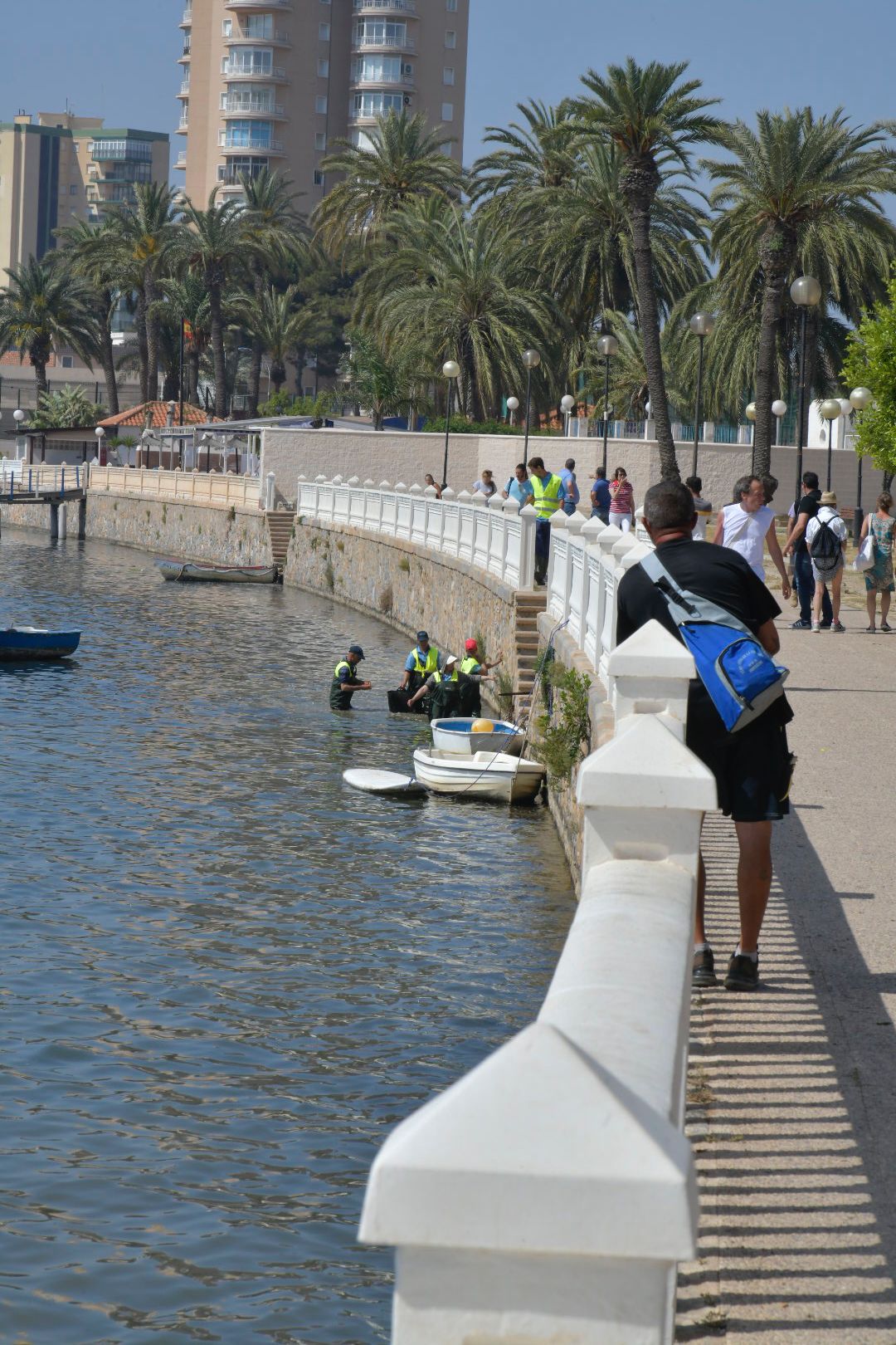 Un agente medioambiental junto a otro de la Guardia Civil, este miércoles, en Santiago de la Ribera.