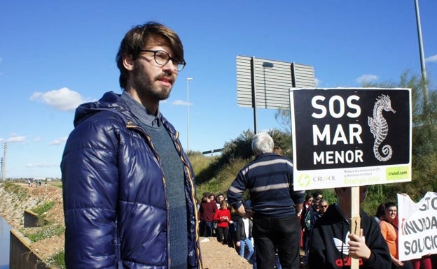 Fran Ros da vida al profesor de Sofía en una manifestación de 'SOS Mar Menor'. 