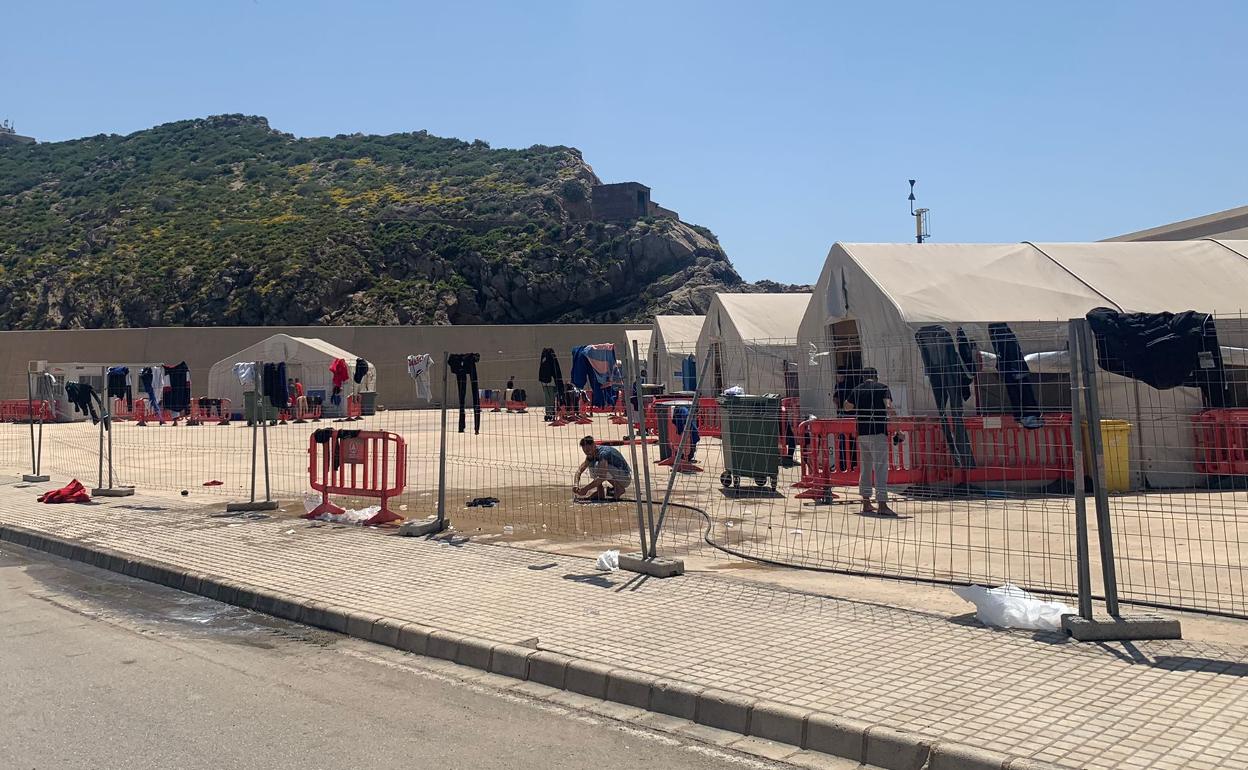 Inmigrantes argelinos, este miércoles en el campamento de atención temporal de Escombreras. 