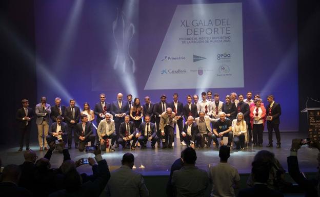 Foto de familia de todos los premiados, al finalizar la gala de anoche en El Batel.