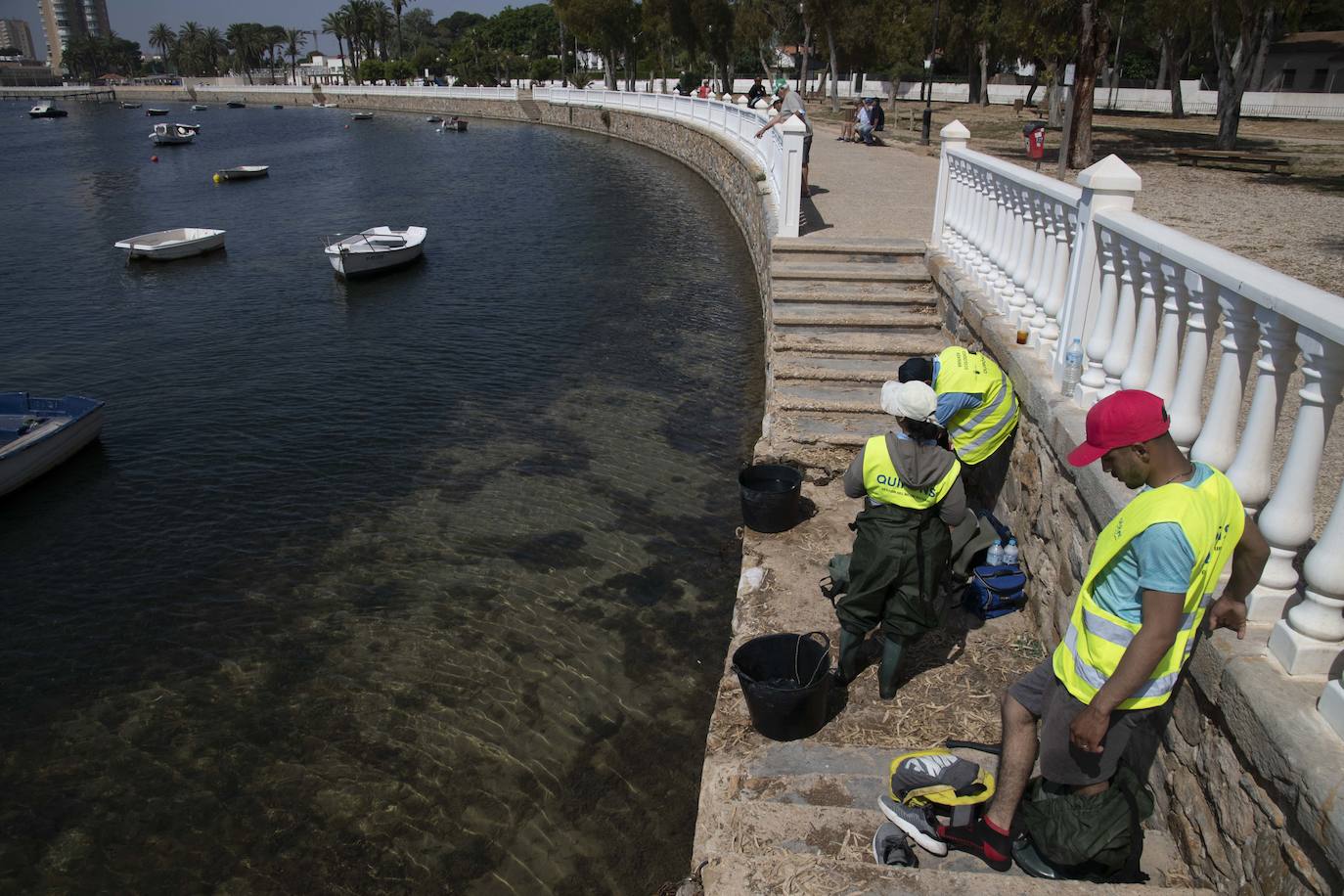 Un agente medioambiental junto a otro de la Guardia Civil, este miércoles, en Santiago de la Ribera.