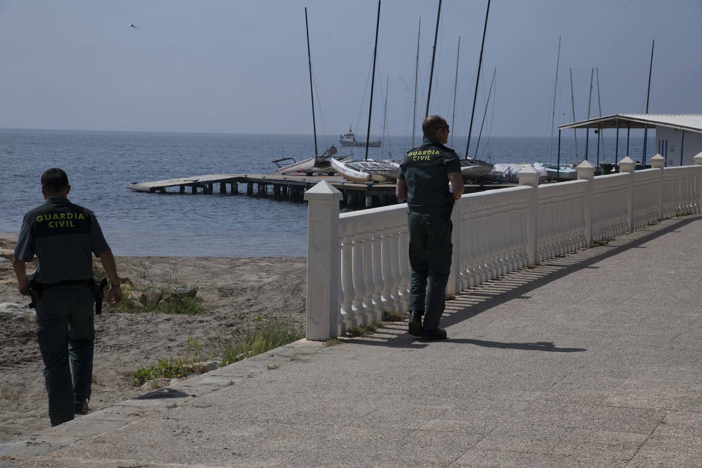 Un agente medioambiental junto a otro de la Guardia Civil, este miércoles, en Santiago de la Ribera.