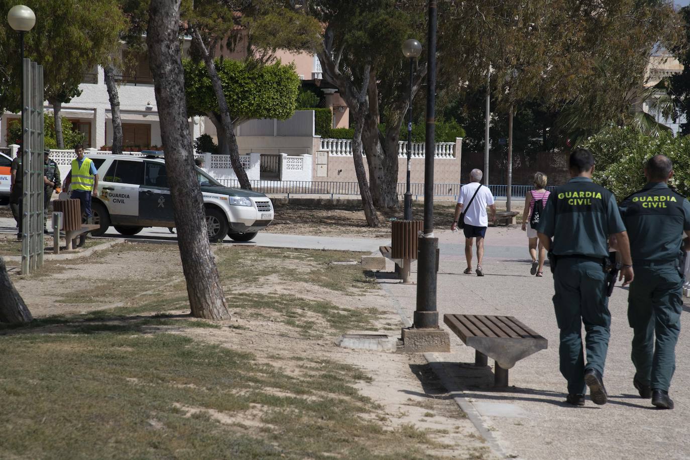 Un agente medioambiental junto a otro de la Guardia Civil, este miércoles, en Santiago de la Ribera.