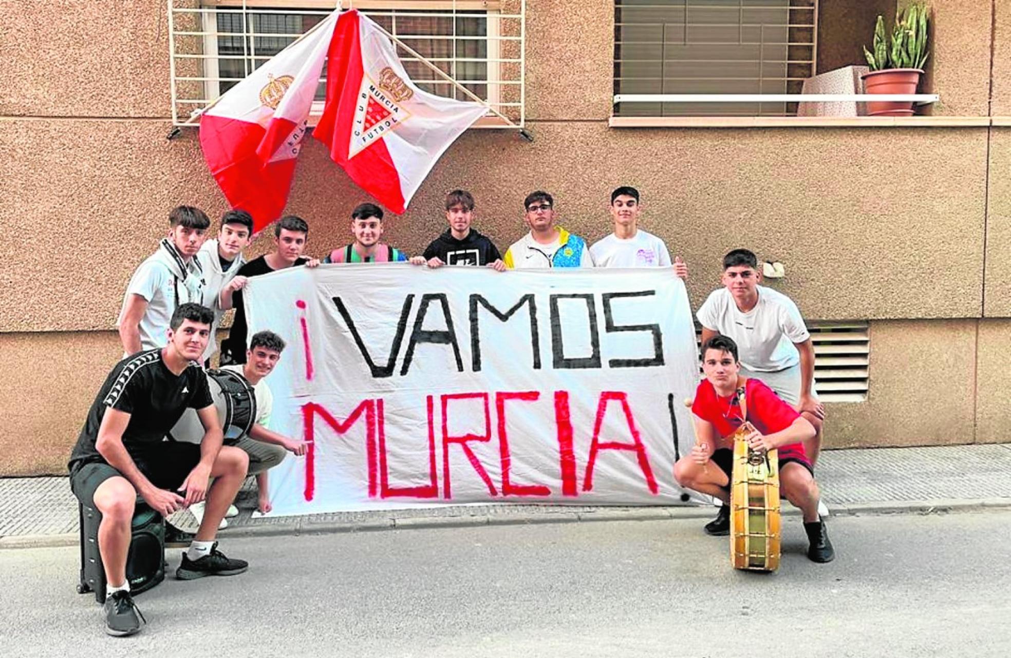 La afición del Real Murcia vuelve a mostrar los colores de su equipo, ilusionada con el 'playoff'. 