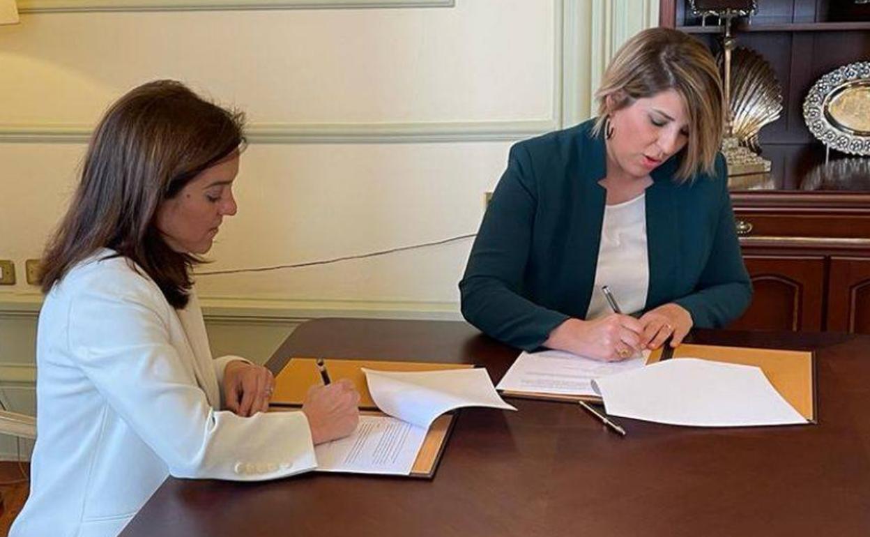 Inés Rey y Noelia Arroyo, este jueves, firmando el protocolo de adhesión.
