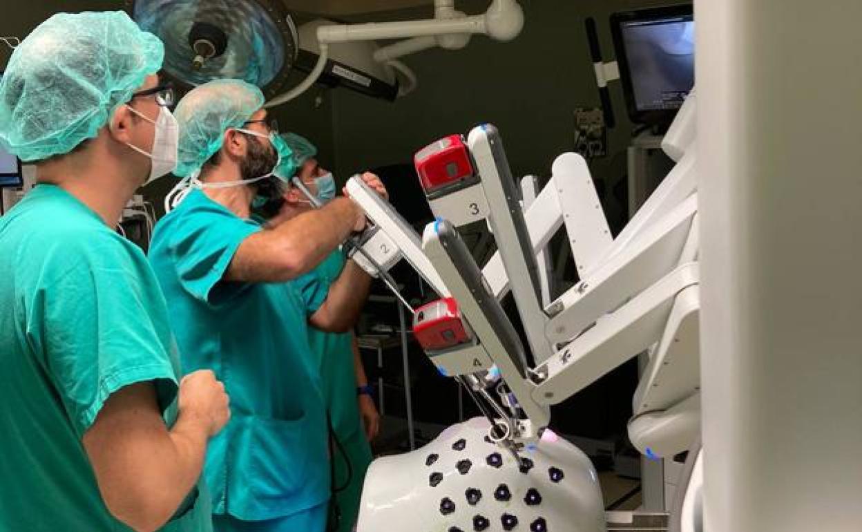 Un cirujano del SMS opera a un paciente mediante cirugía robótica. 