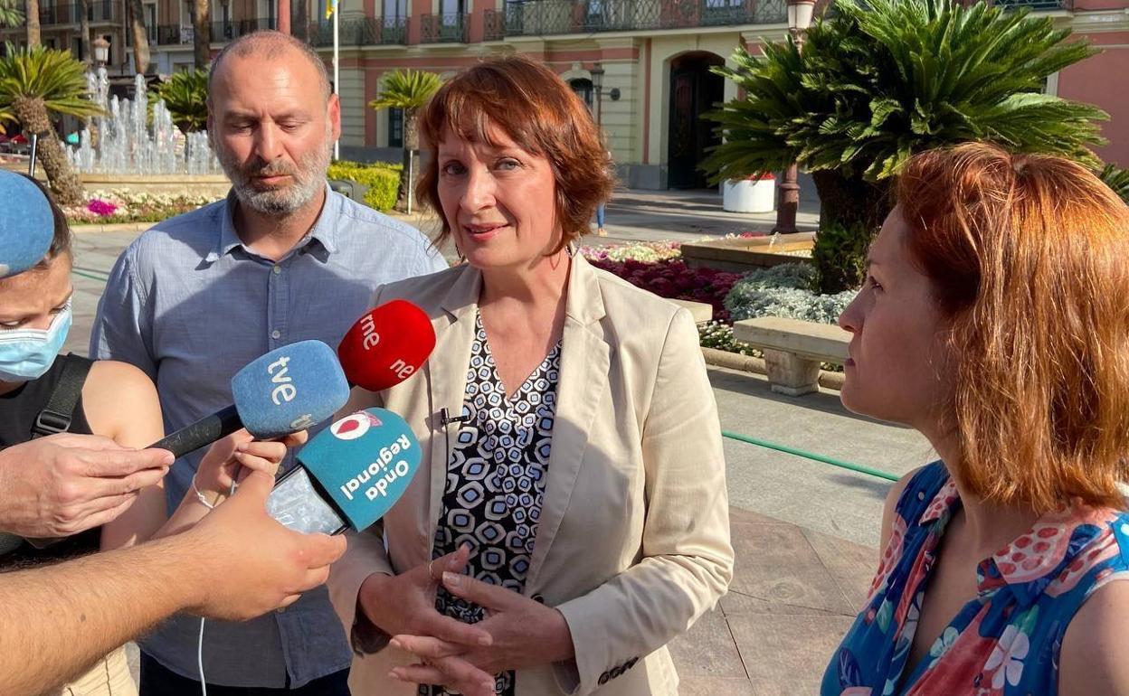 María Marín, este viernes, frente al Ayuntamiento de Murcia.