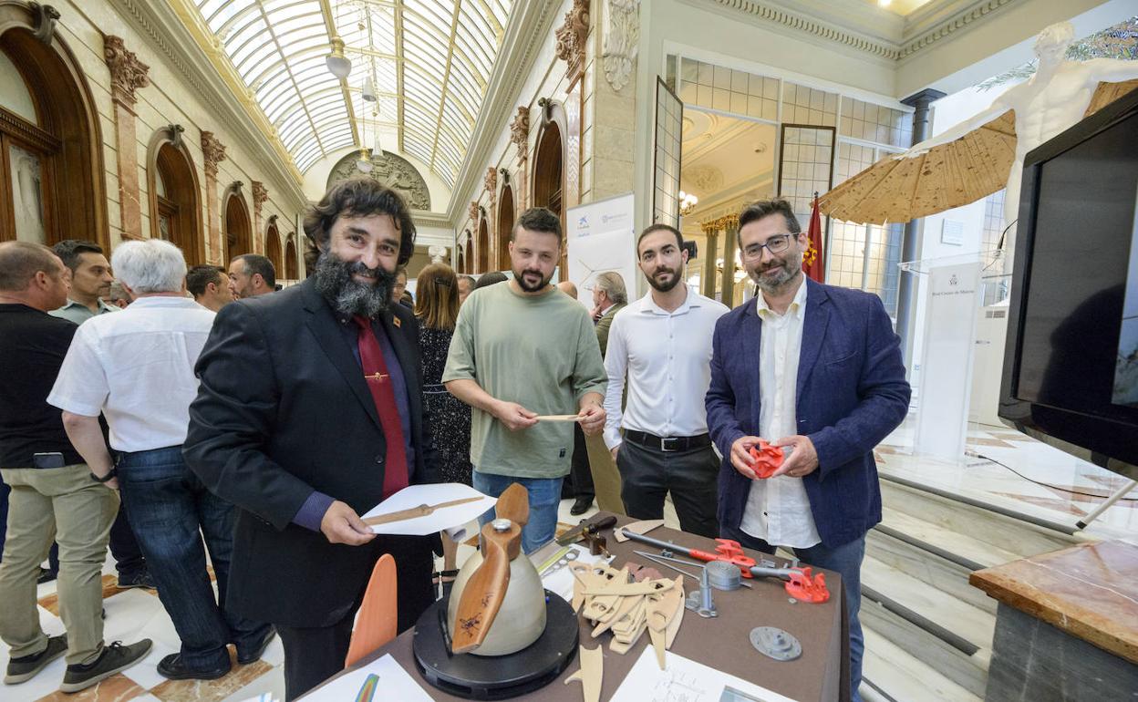 De la Cierva junto a su autogiro