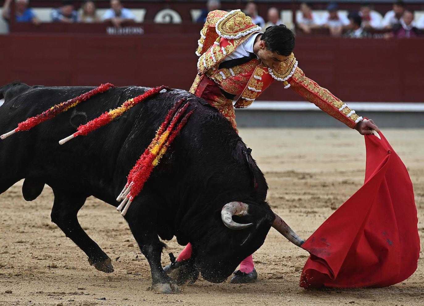 Fotos: Paco Ureña corta una oreja en la corrida de la Feria de San Isidro en Las Ventas