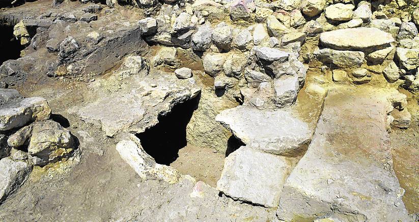 Una de las tumbas expoliadas en el pasado siglo, en la zona sur.