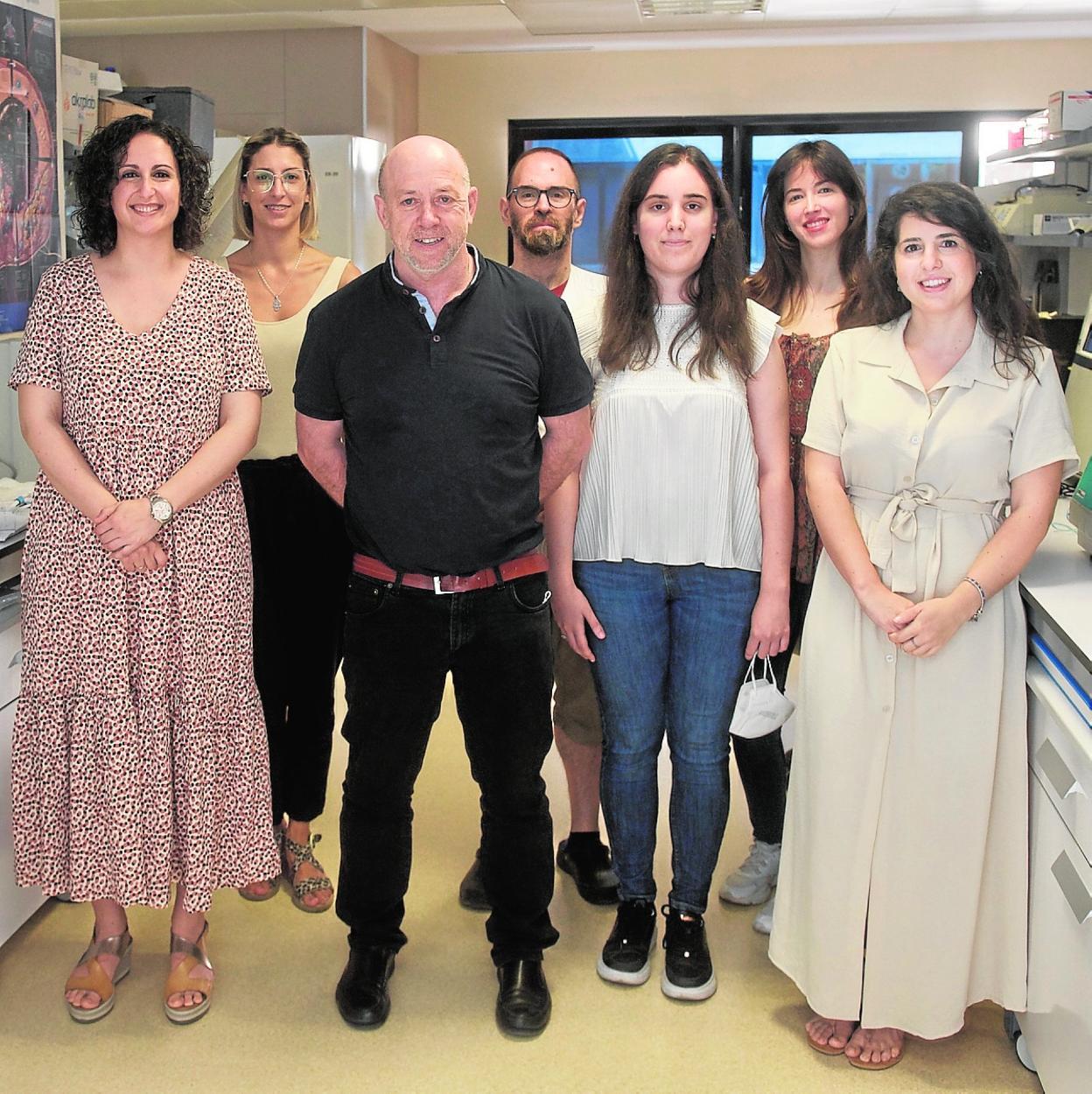 José Rivera, en primera fila, rodeado por su equipo en el Centro Regional de Hemodonación. 