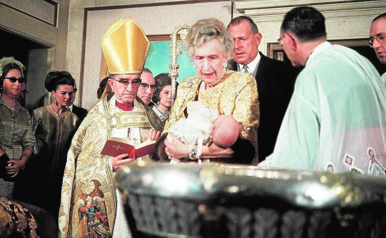 La reina Victoria Eugenia el 8 de febrero de 1968, en Zarzuela, en el bautizo del príncipe Felipe, la celebración que supuso su vuelta a España tras 37 años de exilio.