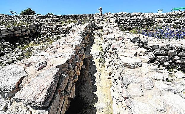 Calle de la primera ciudad de La Almoloya (2200 a 2000 a.C.) al descubierto, tras los agujeros del expolio de los toperos en los setenta y ochenta del pasado siglo.