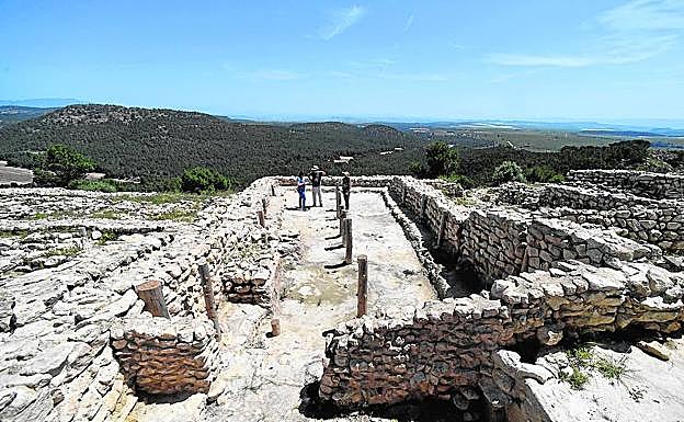Vista de la Sala de Audiencias del Palacio de La Almoloya, rodeada con un banco corrido para 50 personas, un gran hogar y un podium (esquina inferior izquierda).