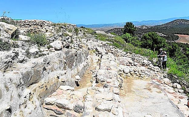Vista de los niveles de las tres ciudades que ocuparon el cerro, con la de mayor esplendor arriba.