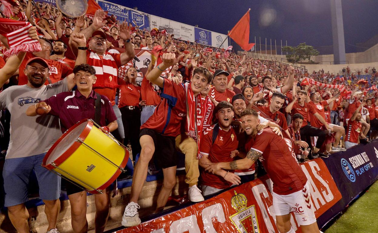 Carrasco celebra el gol de la victoria con los aficionados granas. 