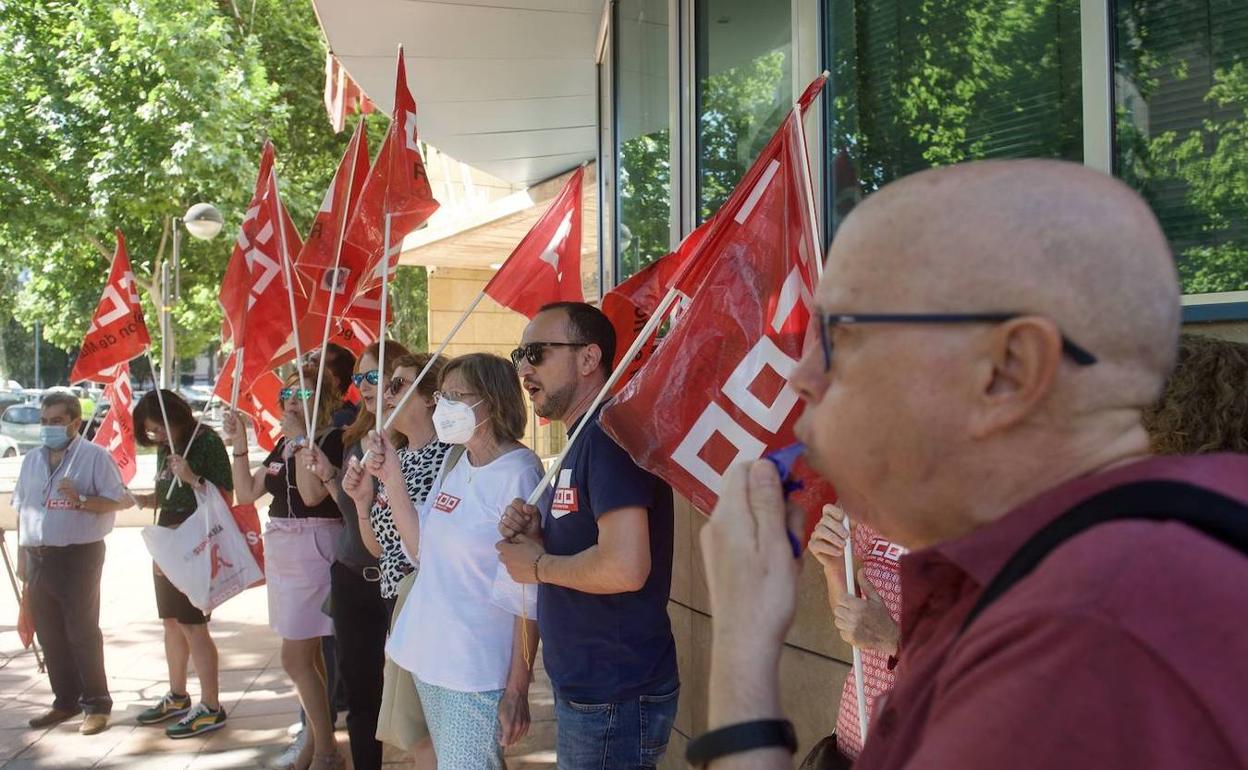 Protesta de los sindicatos en la puerta de la Consejería de Política Social.