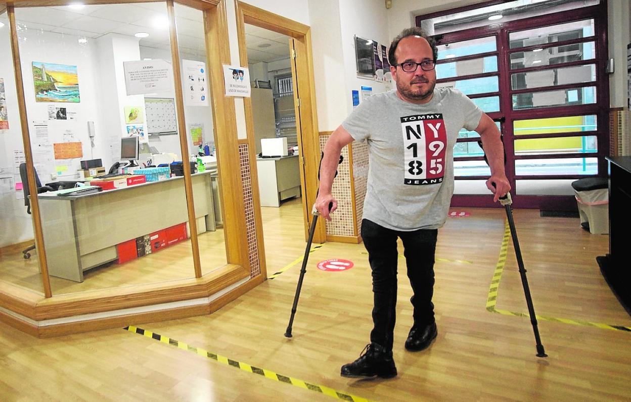 Juanjo Segado, ayer, en la oficina donde trabaja como orientador laboral. 