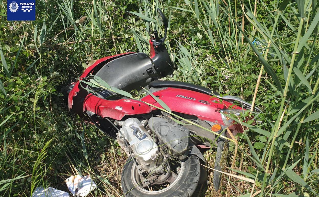 El ciclomotor localizado en en un solar de Zarandona.