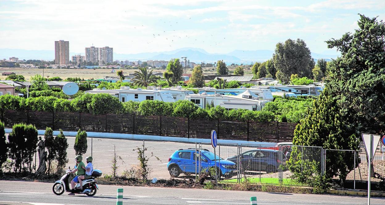 Un sector del camping Villas Caravaning situado junto al Mar Menor, en una imagen de ayer. 