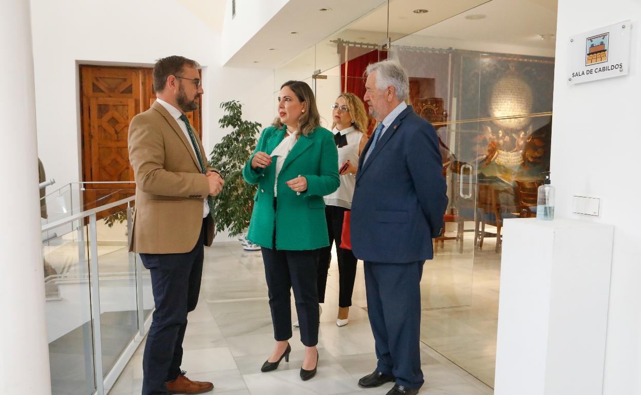 Mateos junto a la cónsul de Ecuador y el cónsul honorario, Juan Bastida. 