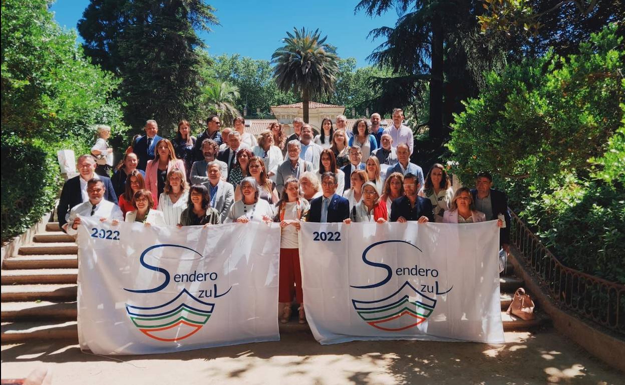 Las autoridades de San Pedro celebran la concesión del distintivo Sendero Azul a la senda de los Tarays otro año más.
