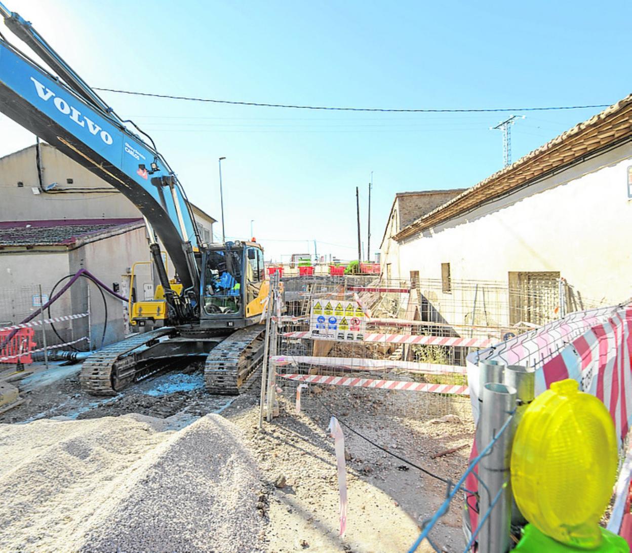 Trabajos en el camino de Tiñosa, ayer por la tarde. 