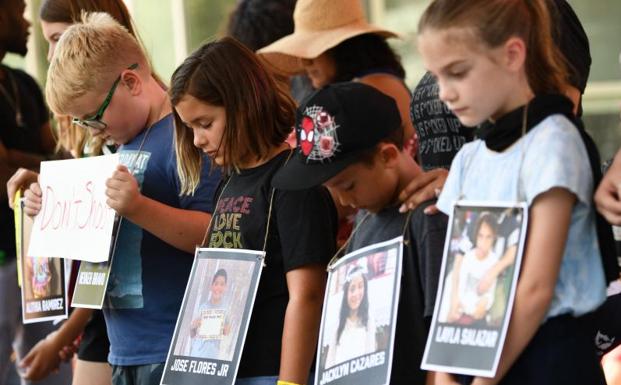 Galería. Minuto de silencio frente a la Asociación Nacional del Rifle en recuerdo de las víctimas de Uvalde.