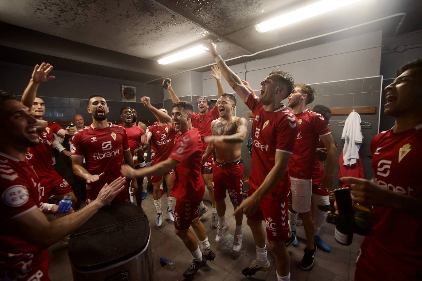 Fotos: La celebración del ascenso del Real Murcia tras el partido, en imágenes