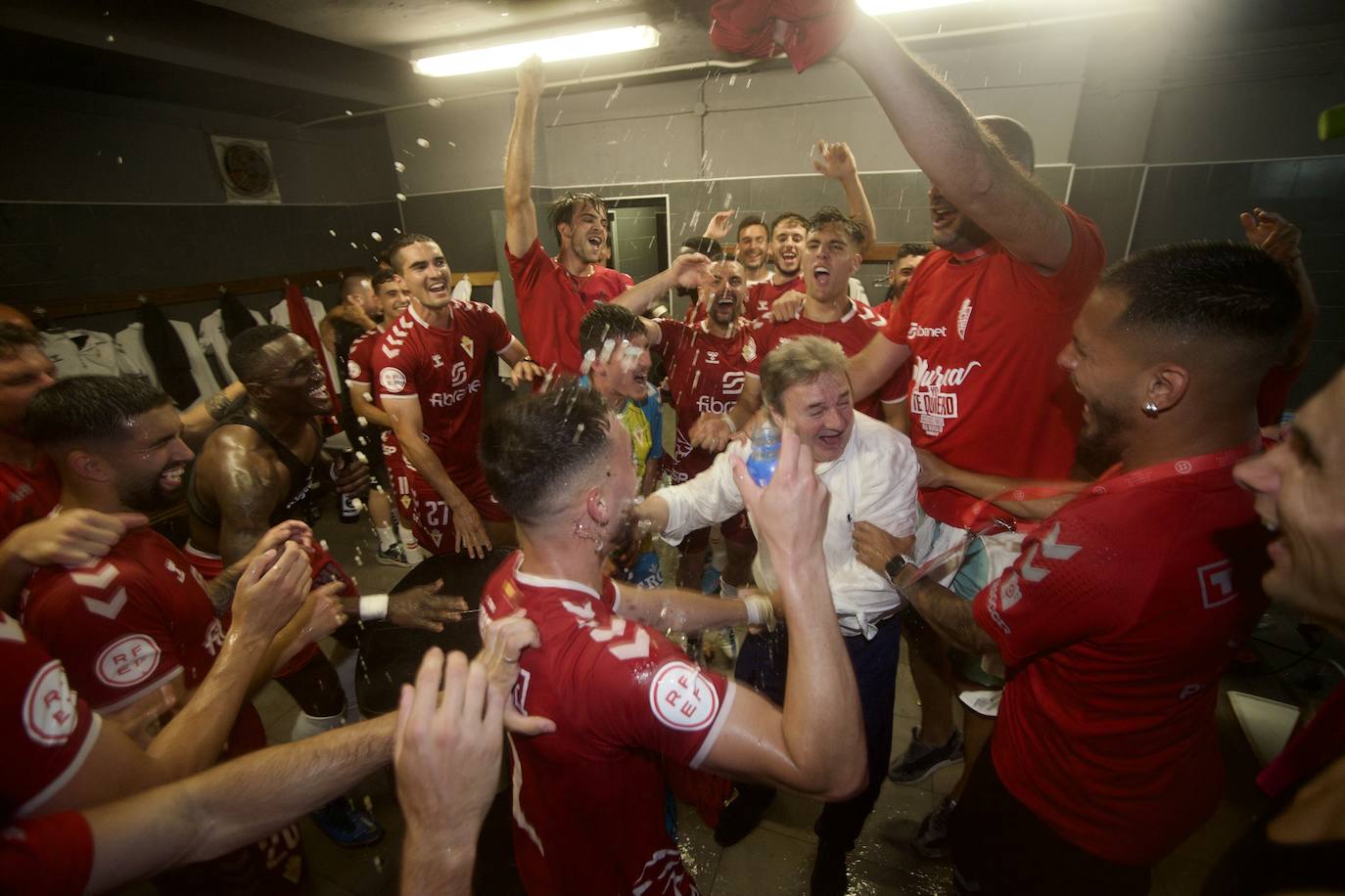 Fotos: La celebración del ascenso del Real Murcia tras el partido, en imágenes