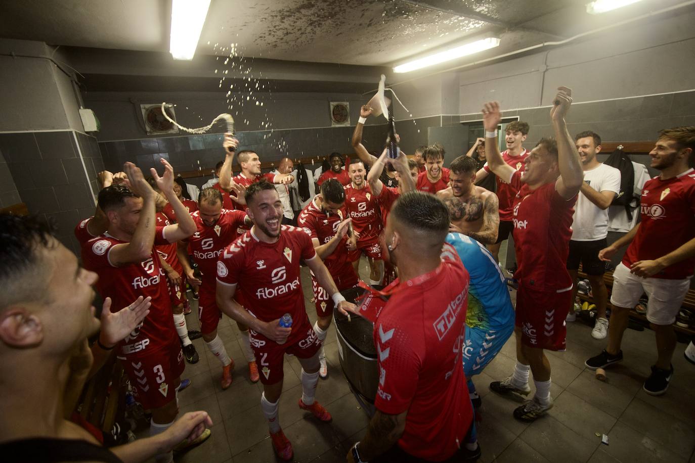 Fotos: La celebración del ascenso del Real Murcia tras el partido, en imágenes