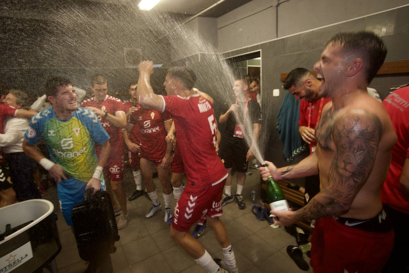 Fotos: La celebración del ascenso del Real Murcia tras el partido, en imágenes