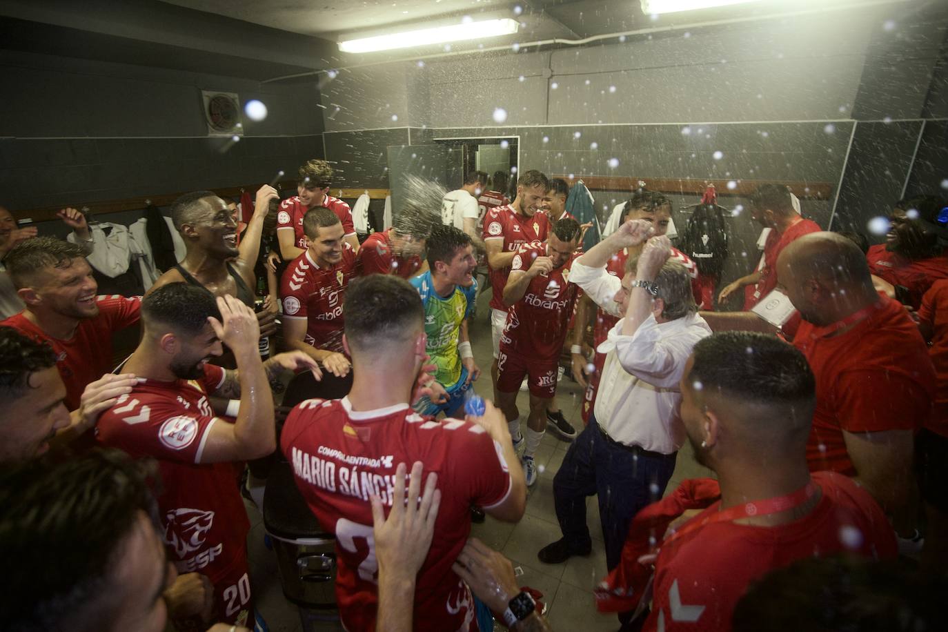 Fotos: La celebración del ascenso del Real Murcia tras el partido, en imágenes