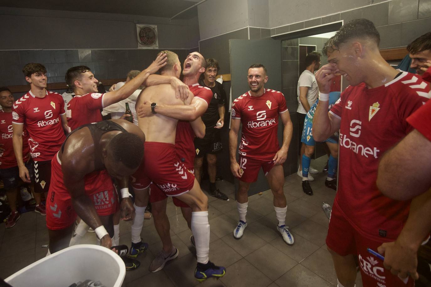 Fotos: La celebración del ascenso del Real Murcia tras el partido, en imágenes